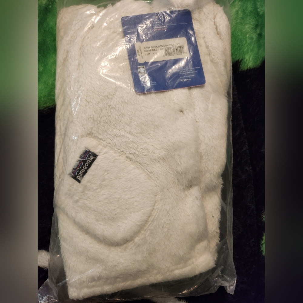 NWT .. Children's Patagonia Plush wrap with snaps & inside Tie ..